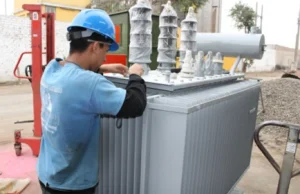 Transformador de potencia siendo cargado en camión grúa para alquiler de emergencia.