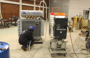 Técnico realizando mantenimiento preventivo de transformadores en planta industrial