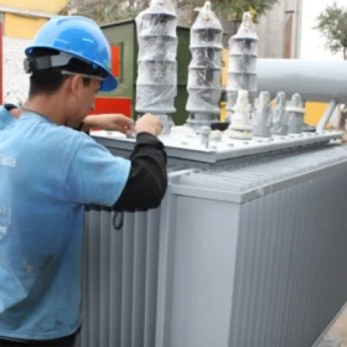 Transformador de potencia siendo cargado en camión grúa para alquiler de emergencia.