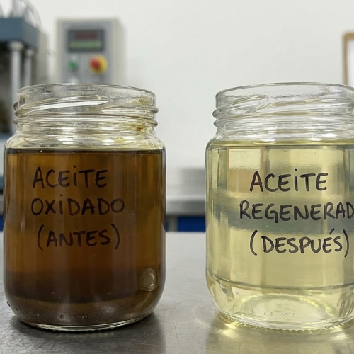 Comparativa visual aceite dieléctrico oxidado vs aceite regenerado por CDA Ingenieros.