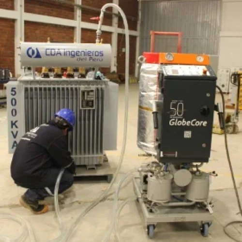 Técnico realizando mantenimiento preventivo de transformadores en planta industrial